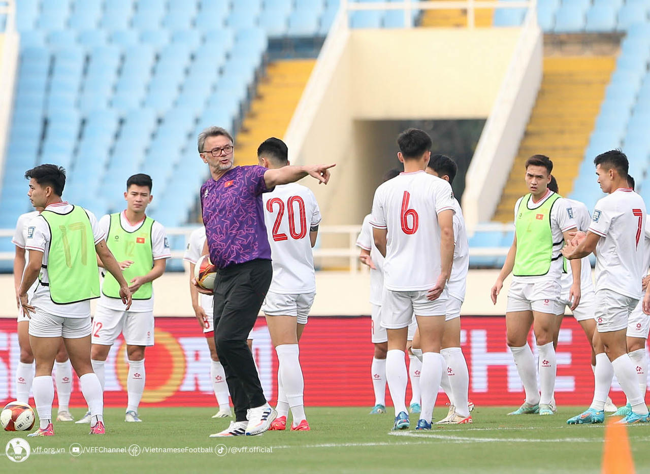 Đội tuyển Việt Nam tập luyện trên sân Mỹ Đình