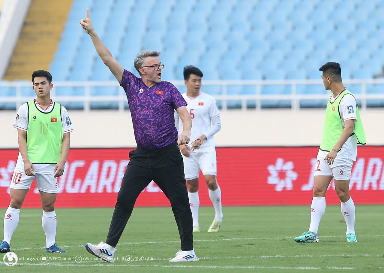 Đội tuyển Việt Nam tập luyện trên sân Mỹ Đình