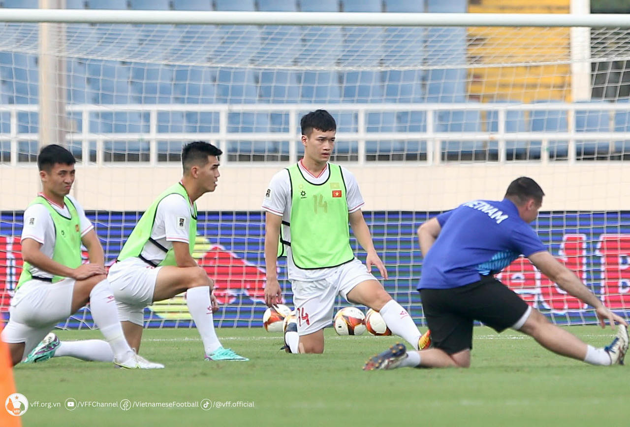 Đội tuyển Việt Nam tập luyện trên sân Mỹ Đình