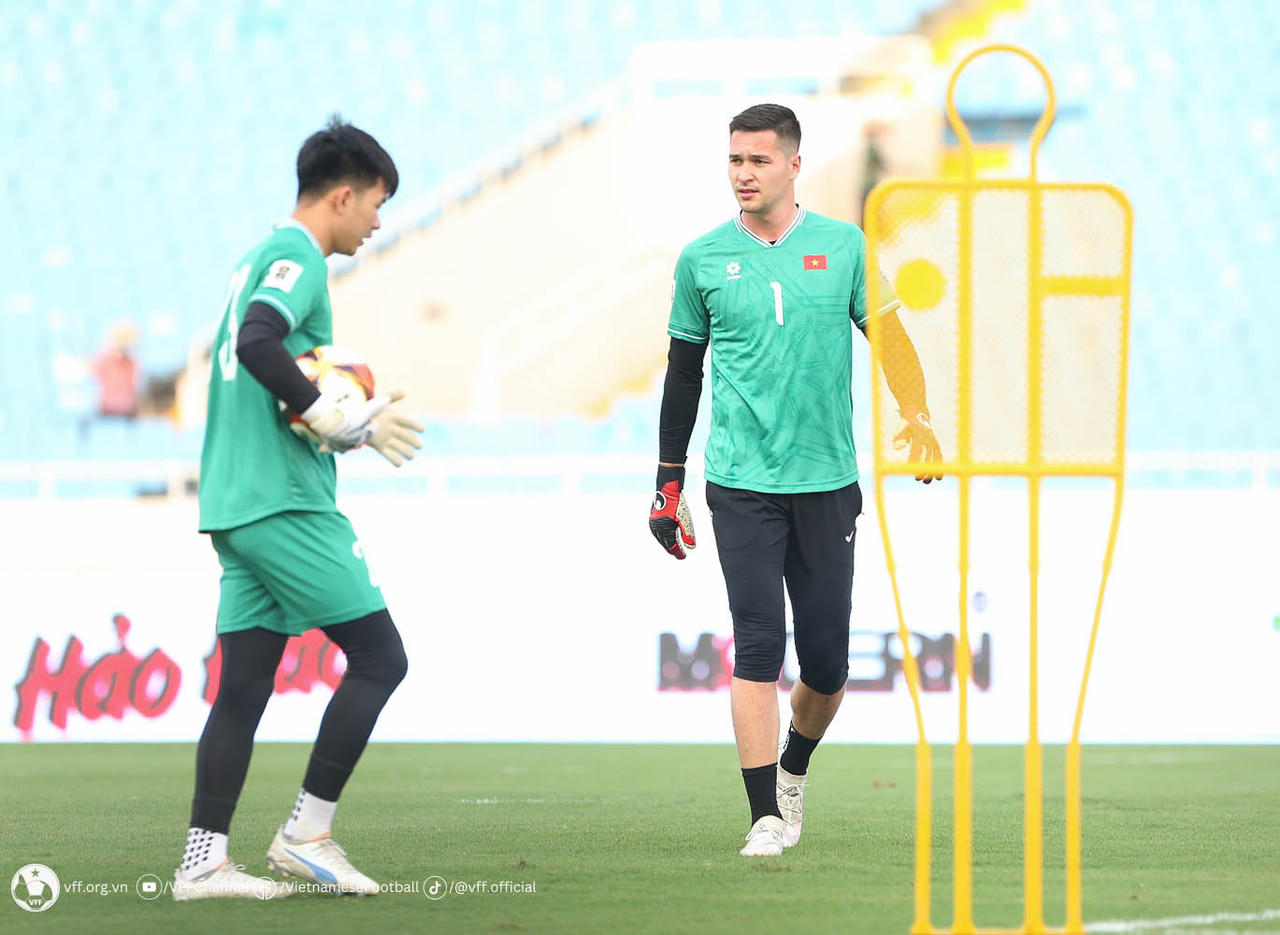 Đội tuyển Việt Nam tập luyện trên sân Mỹ Đình