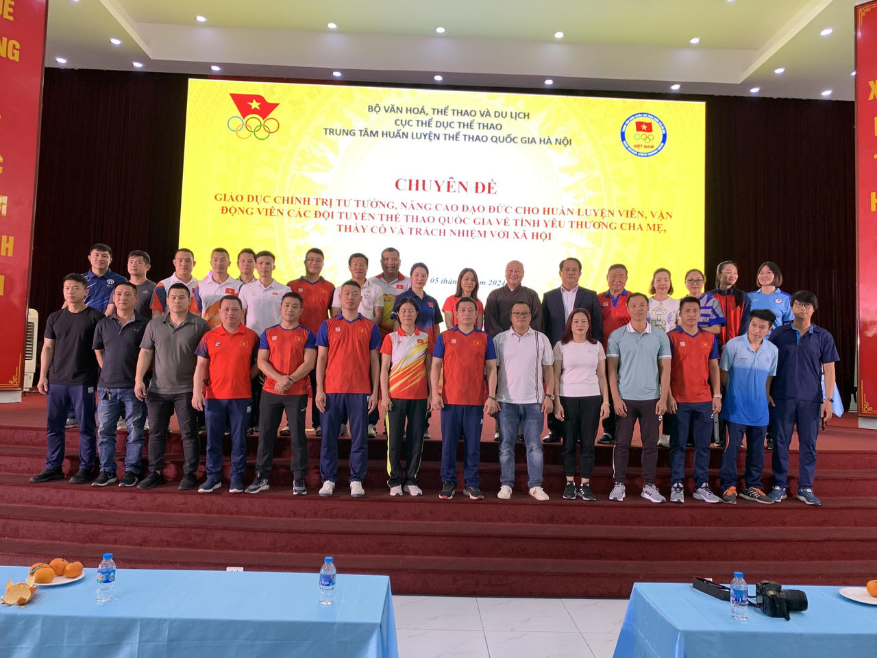 HLV Nguyễn Thị Vui lắng nghe lời yêu thương từ thầy Thích Nhuận Thanh