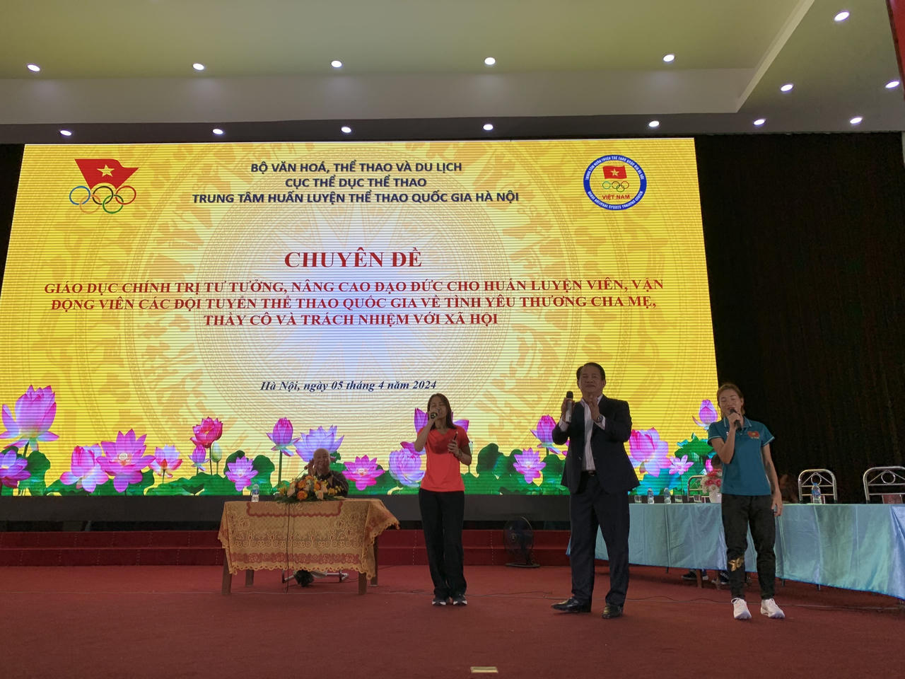 HLV Nguyễn Thị Vui lắng nghe lời yêu thương từ thầy Thích Nhuận Thanh