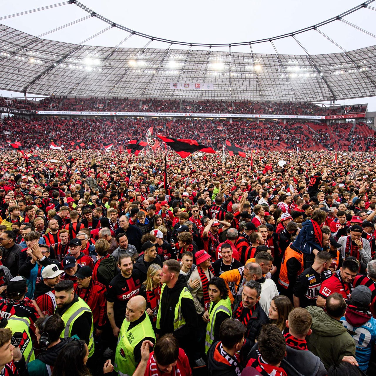 Hàng vạn người tràn xuống sân mừng Bayer Leverkusen vô địch 