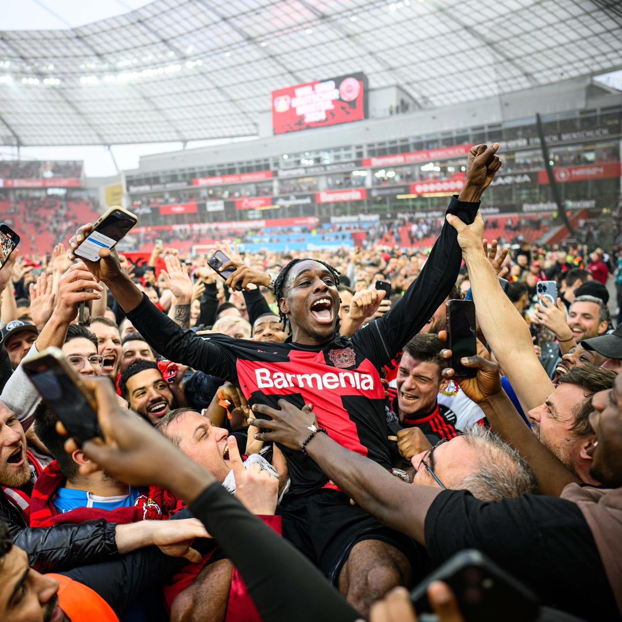 Hàng vạn người tràn xuống sân mừng Bayer Leverkusen vô địch 