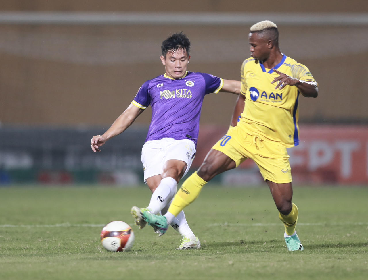 V.League trở lại với cuộc chiến ở top đầu 