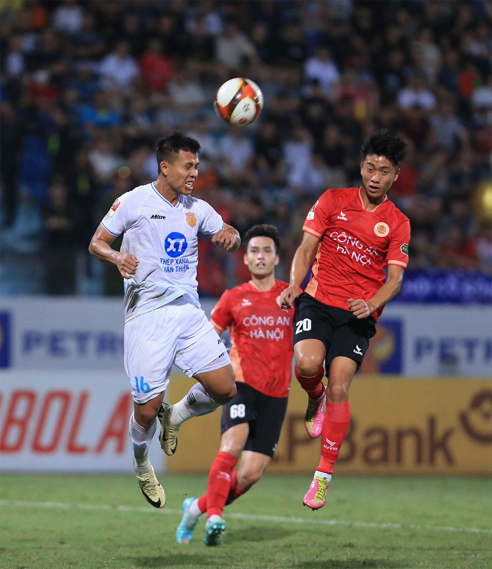 Khách có điểm trên sân Hàng Đẫy