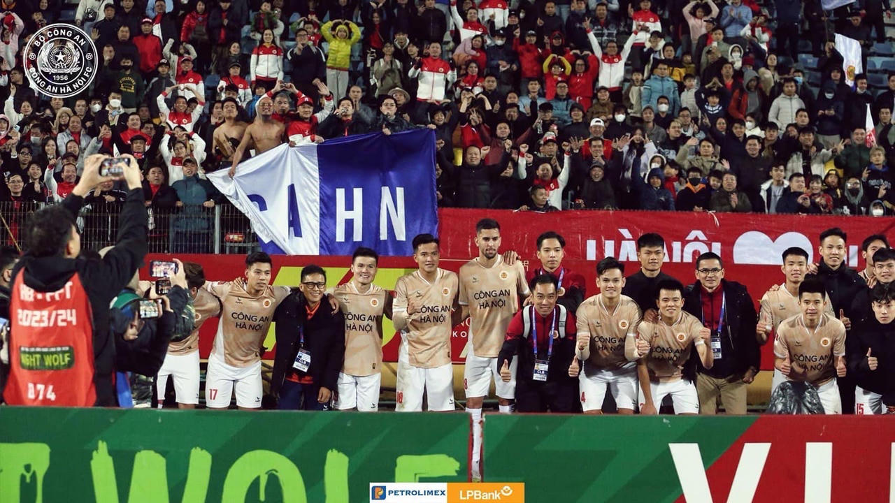 Kiatisuk bất ngờ chia tay Công an Hà Nội