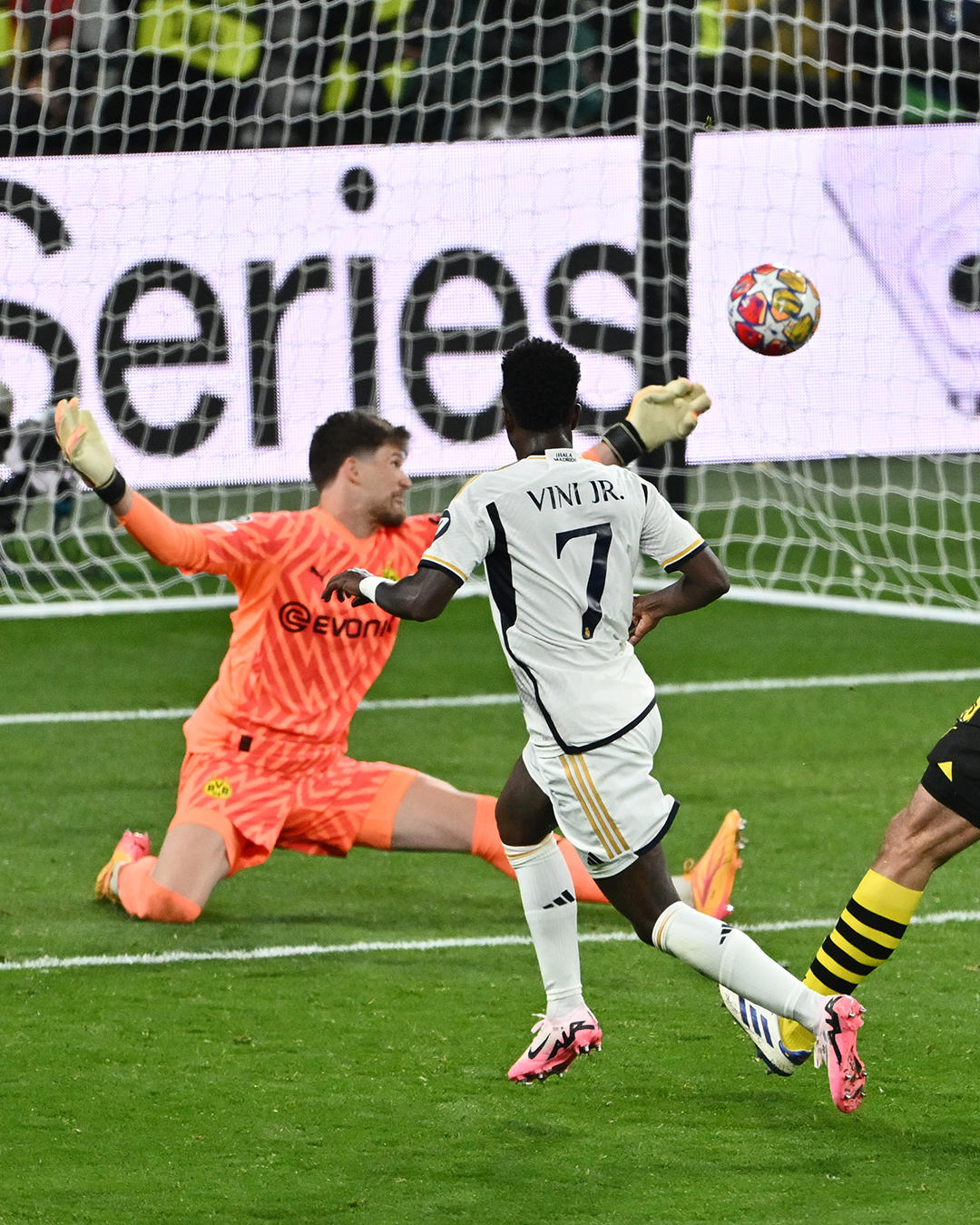 Real Madrid lần thứ 15 nâng cúp Champions League