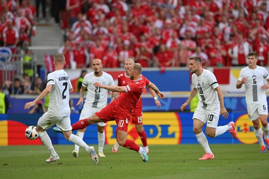 Eriksen chơi ấn tượng, Đan Mạch vẫn đánh rơi chiến thắng