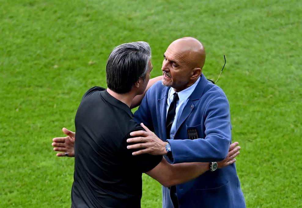 Chân dung HLV 'vô danh' đẹp trai có tài đang được săn đón