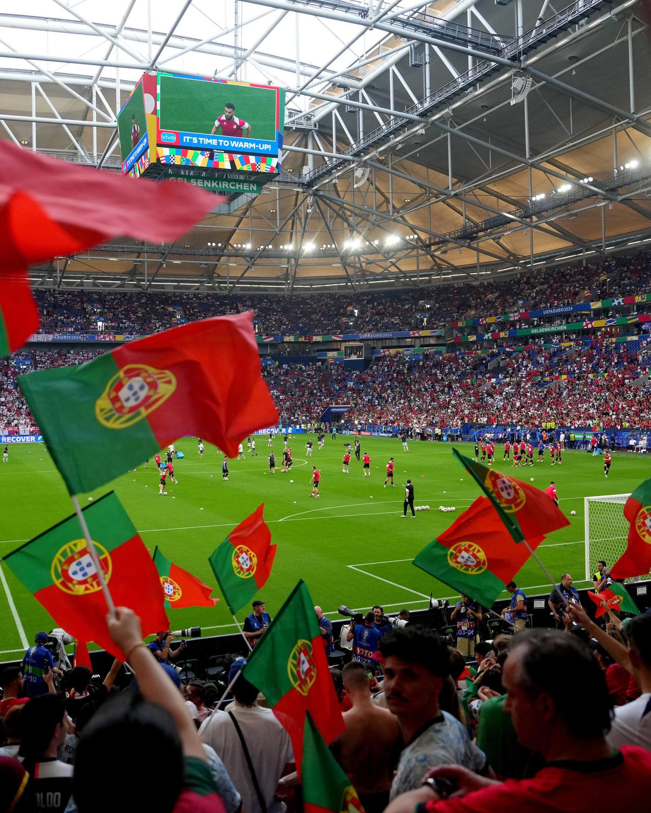 Bồ Đào Nha vào tứ kết nhờ công thủ môn Costa