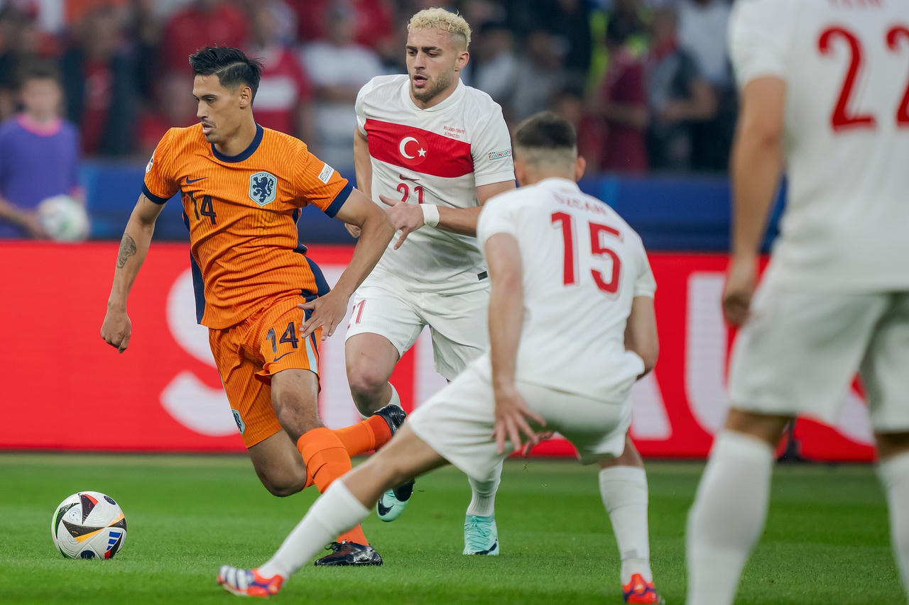 Hà Lan ngược dòng vào bán kết