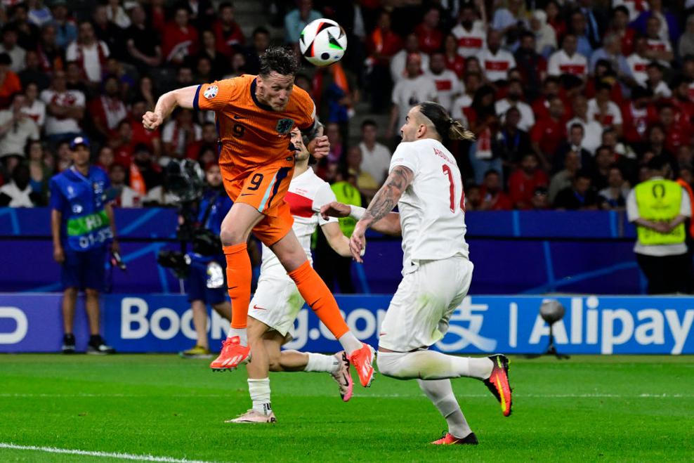 Hà Lan ngược dòng vào bán kết