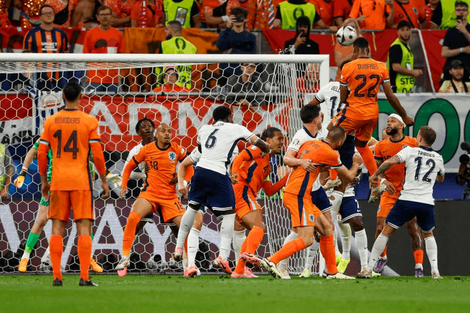 Anh ngược dòng vào chung kết