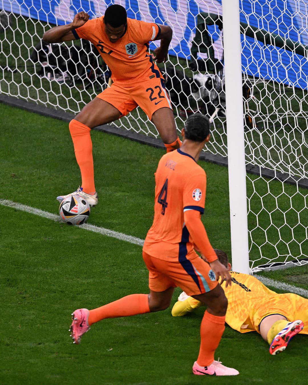 Anh ngược dòng vào chung kết