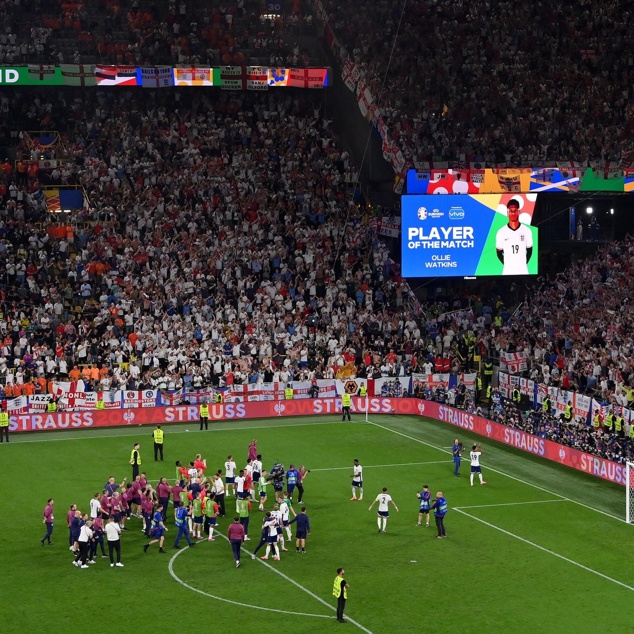 Anh ngược dòng vào chung kết