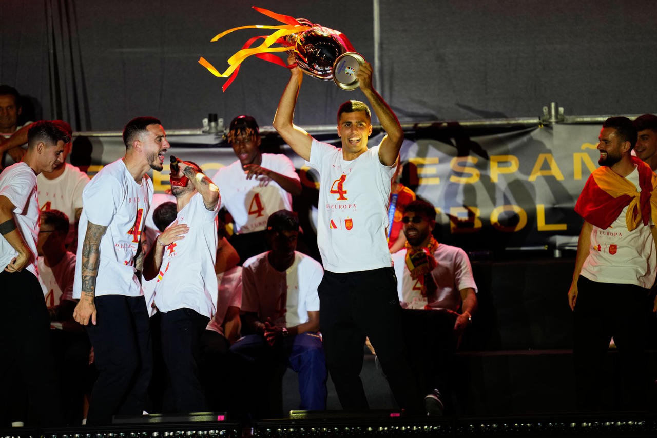 Người Tây Ban nha ăn mừng chức vô địch tại quê nhà