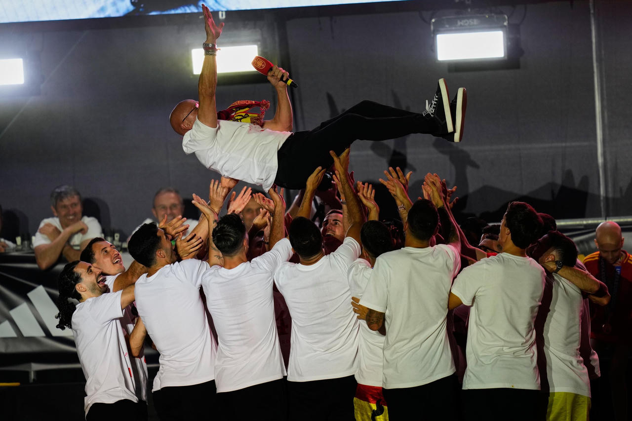 Người Tây Ban nha ăn mừng chức vô địch tại quê nhà