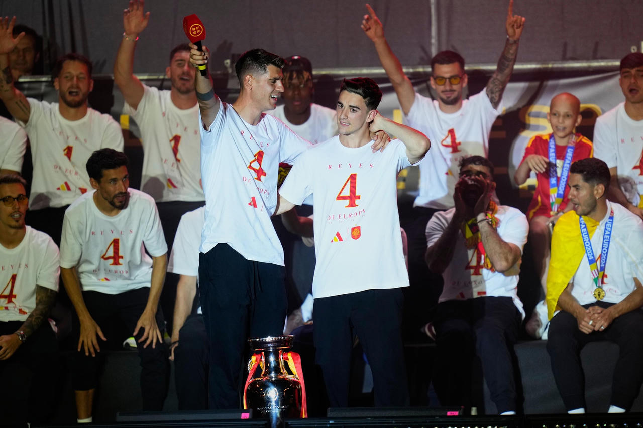 Người Tây Ban nha ăn mừng chức vô địch tại quê nhà