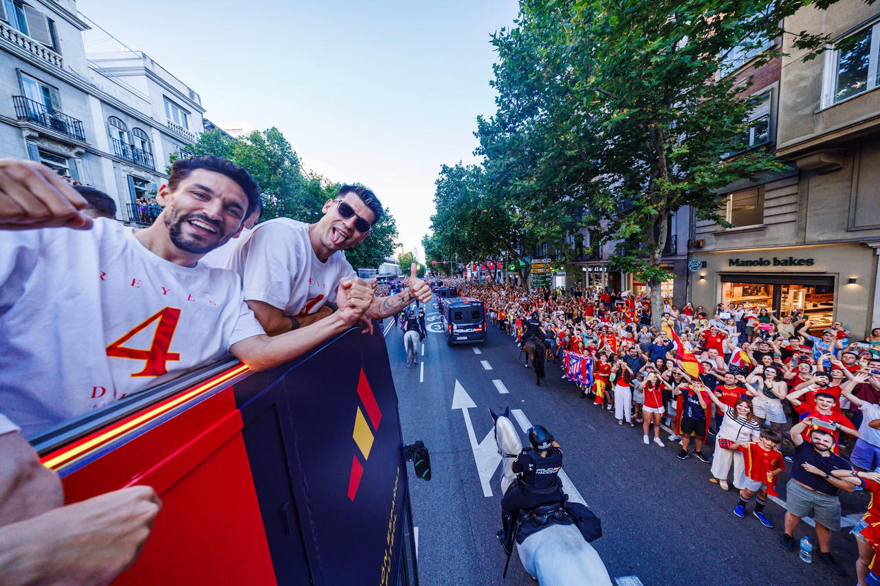 Người Tây Ban nha ăn mừng chức vô địch tại quê nhà