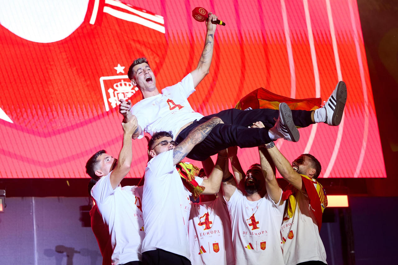 Người Tây Ban nha ăn mừng chức vô địch tại quê nhà