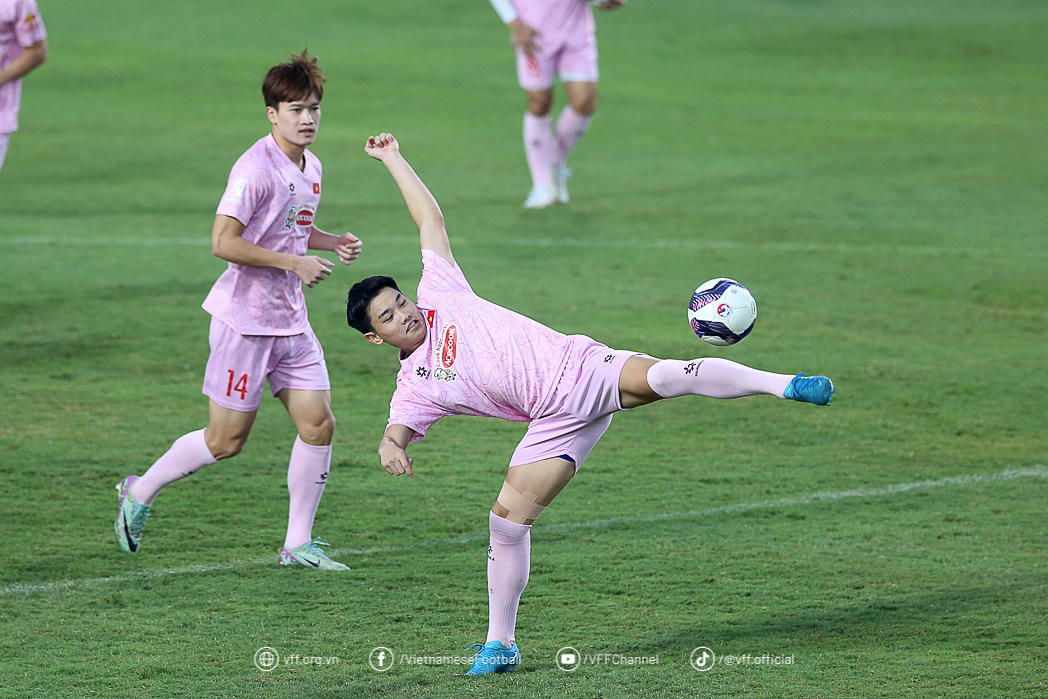 Tiền đạo trẻ Nguyễn Đình Bắc muốn cạnh tranh vị trí với Tiến Linh, Văn Quyết