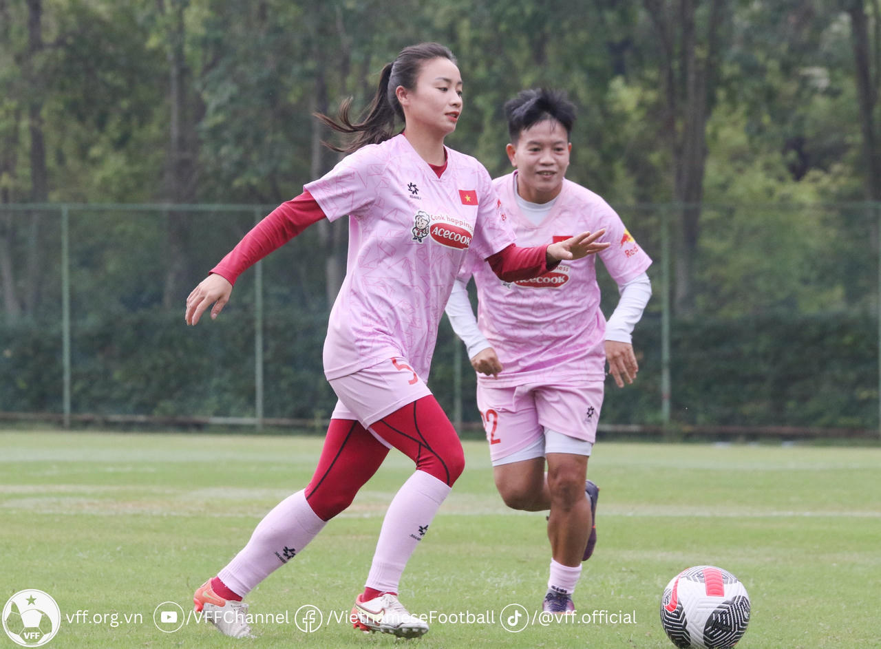  HLV Mai Đức Chung phạt tiền vệ Vạn Sự