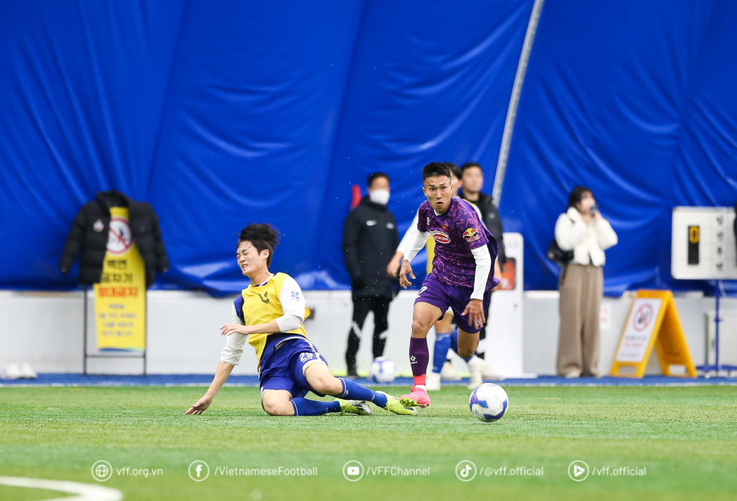 Đội tuyển Việt Nam có chiến thắng 2-0 trong trận đầu chuyến tập huấn tại Hàn Quốc