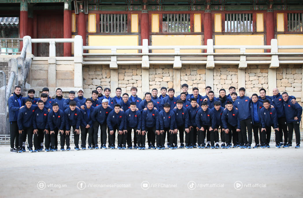 Đội tuyển Việt Nam tham quan cổ tự Bukguksa 