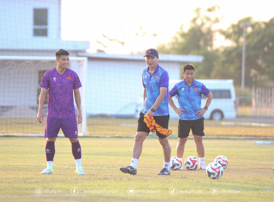 Đội tuyển Việt Nam tập trên sân không có đèn