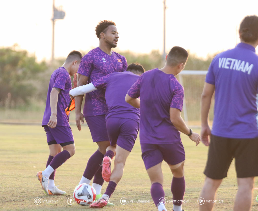 Tiền đạo Nguyễn Xuân Son gửi thông điệp từ Lào