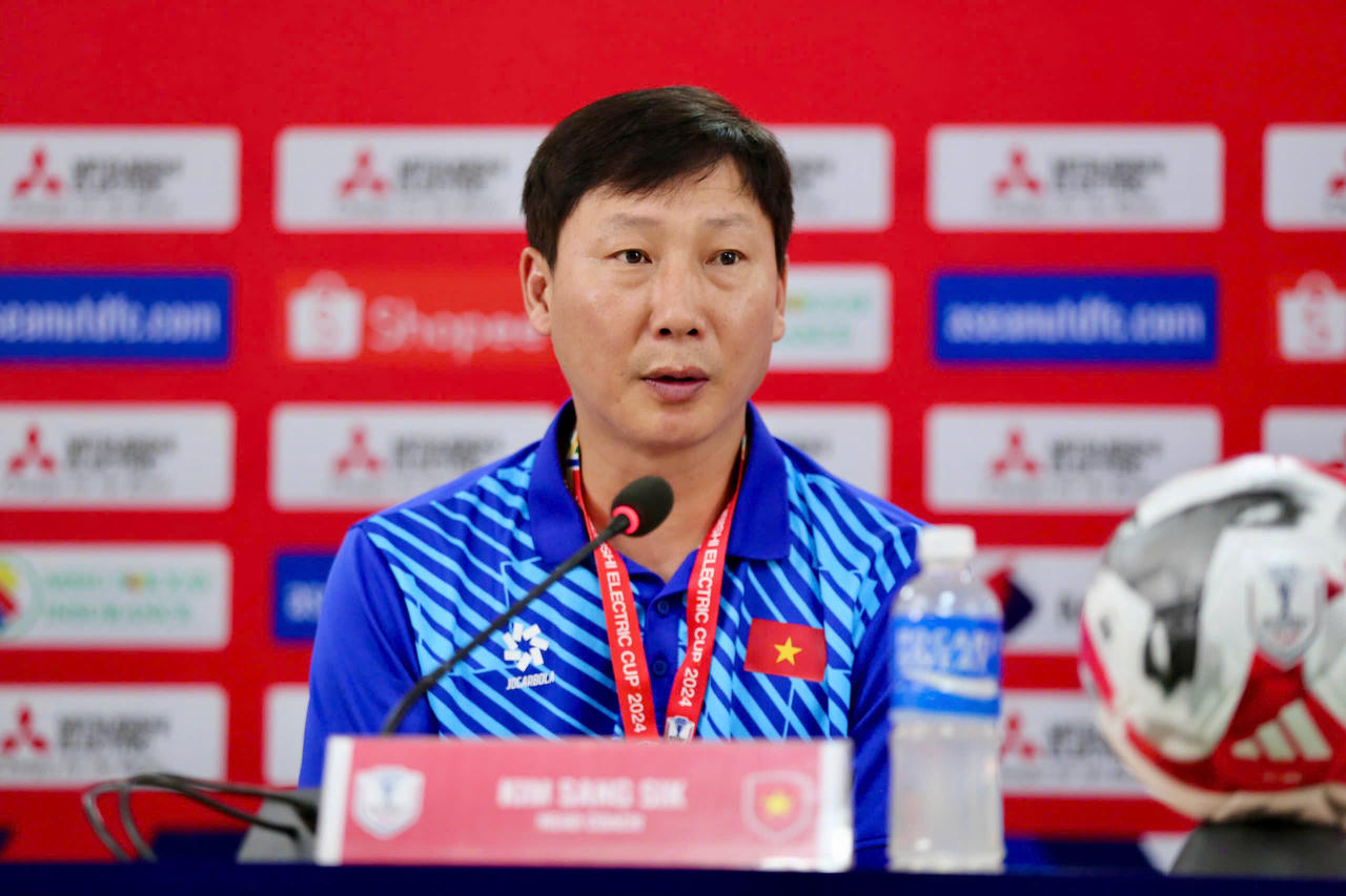 Ông Kim Sang Sik muốn có chiến thắng đầu tiên tại AFF Cup