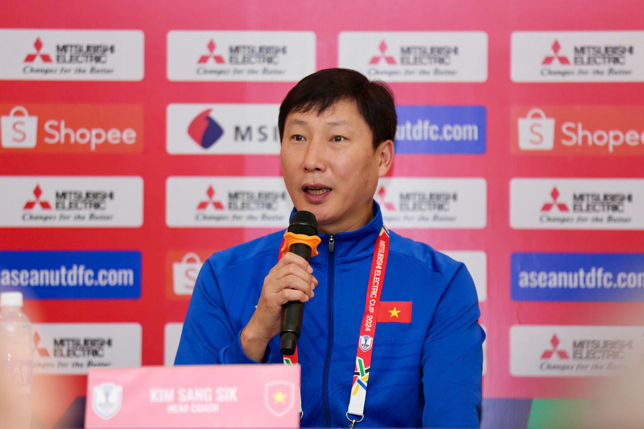 Sắp 'đối đầu với tiền bối', HLV Kim Sang Sik nói gì?