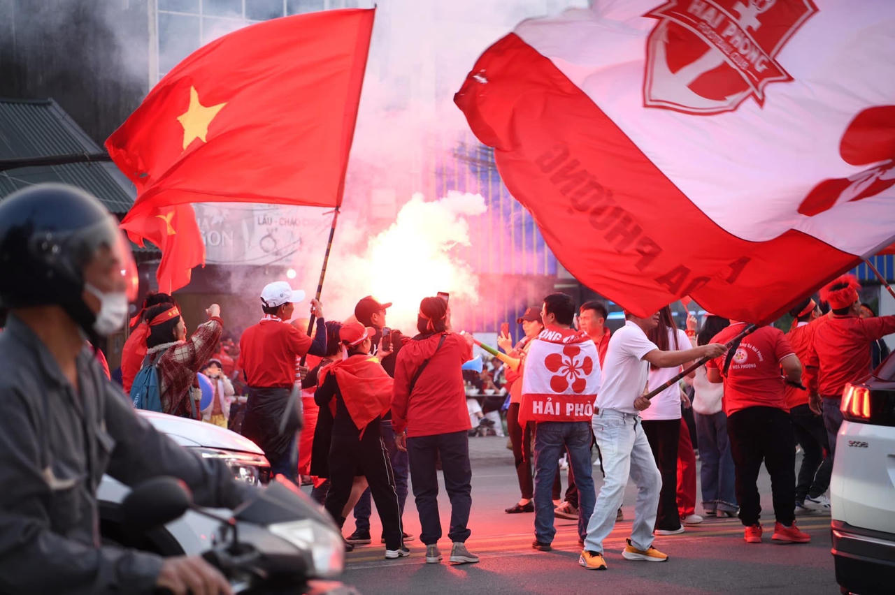 Đội tuyển Việt Nam thắng Thái Lan 2-1