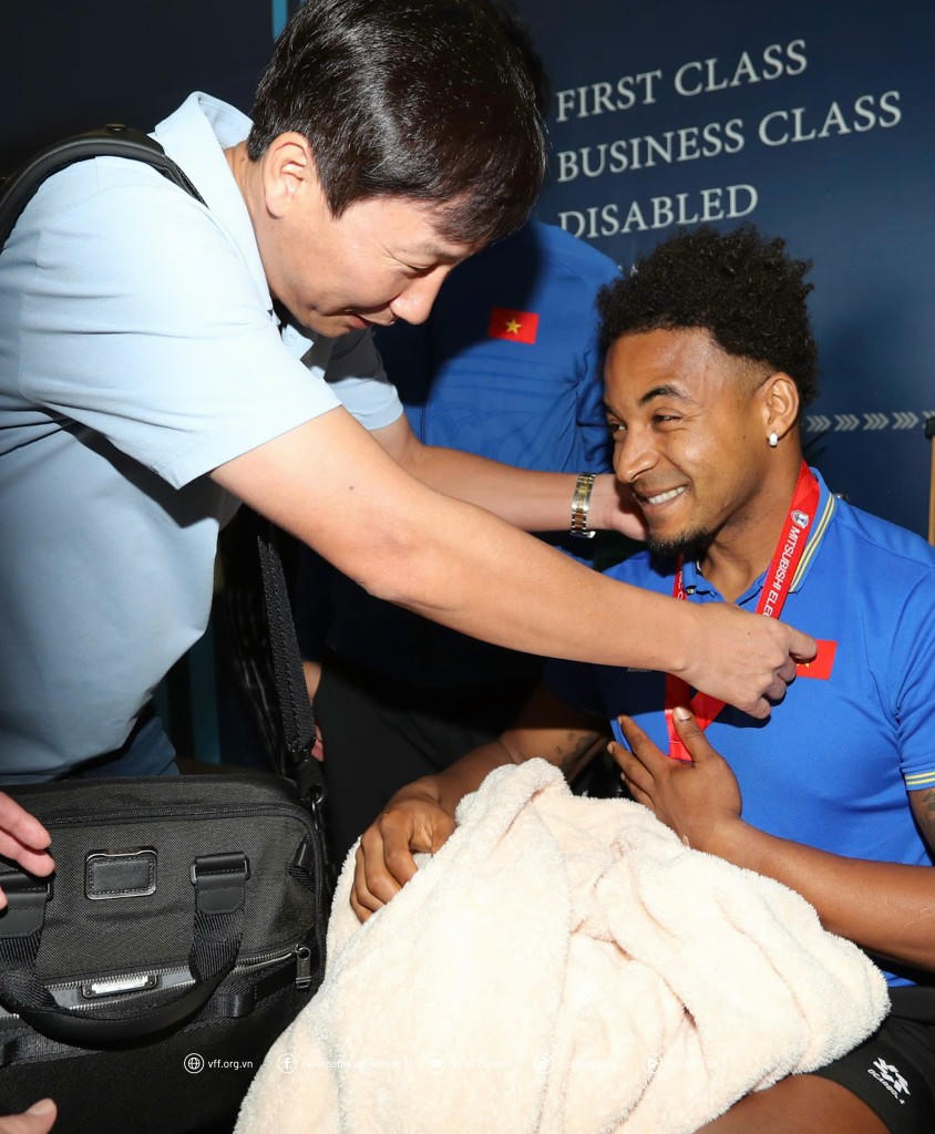 Ông Kim Sang Sik trao HCV cho Xuân Son