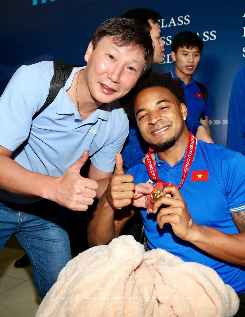 Ông Kim Sang Sik trao HCV cho Xuân Son