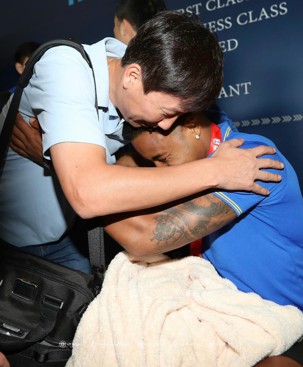 Ông Kim Sang Sik trao HCV cho Xuân Son