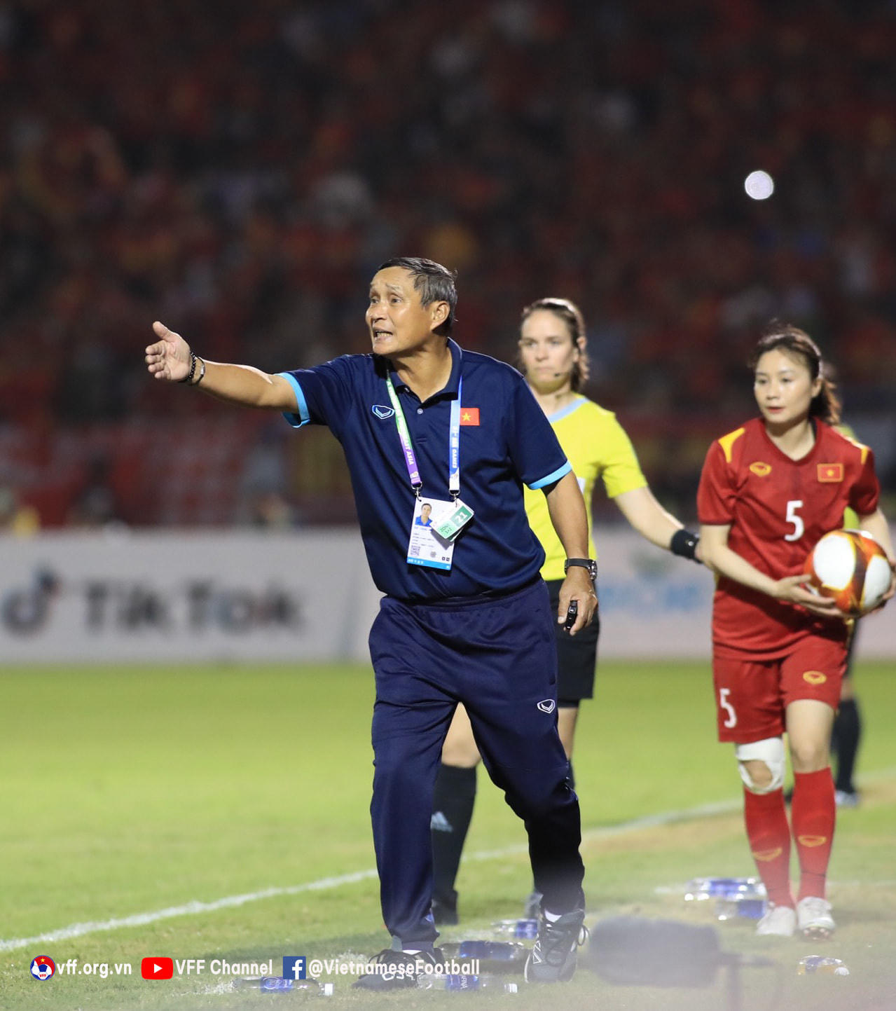 HLV Mai Đức Chung nhận danh hiệu đặc biệt