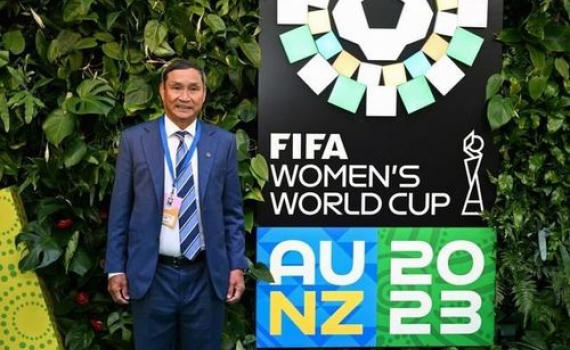 HLV Mai Đức Chung nhận danh hiệu đặc biệt