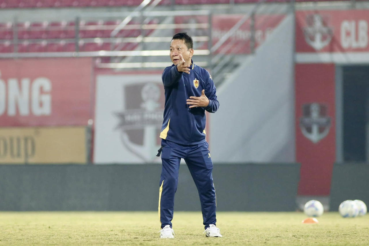 HLV Văn Sỹ Sơn bị đình chỉ 2 trận đấu