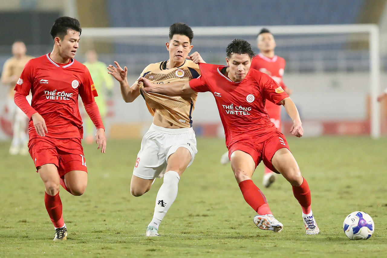 Đội bóng áo lính lên ngôi đầu V.League