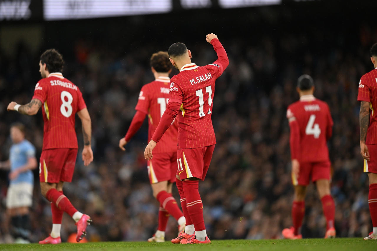 Liverpool chạm một tay vào chức vô địch