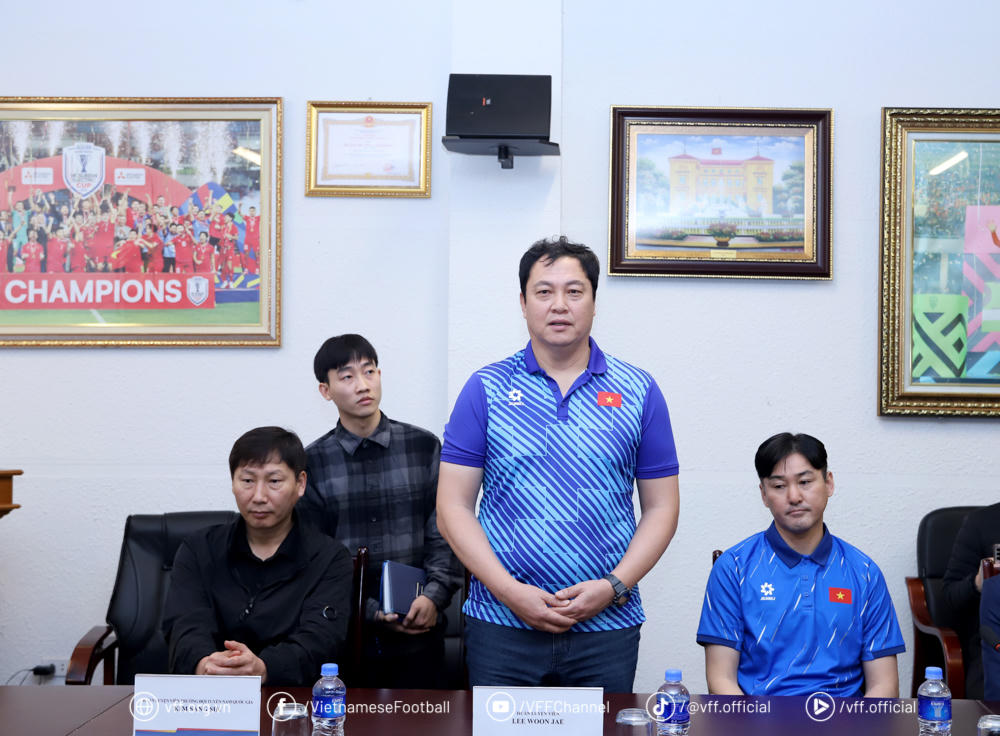 Thủ môn từng vào bán kết World Cup gắn bó với đội tuyển Việt Nam