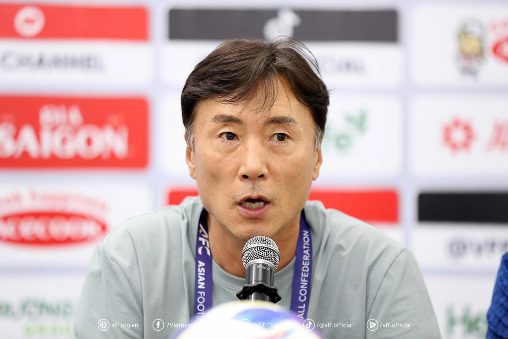HLV Kim Sang Sik lý giải về việc sử dụng Văn Vĩ và Minh Khoa