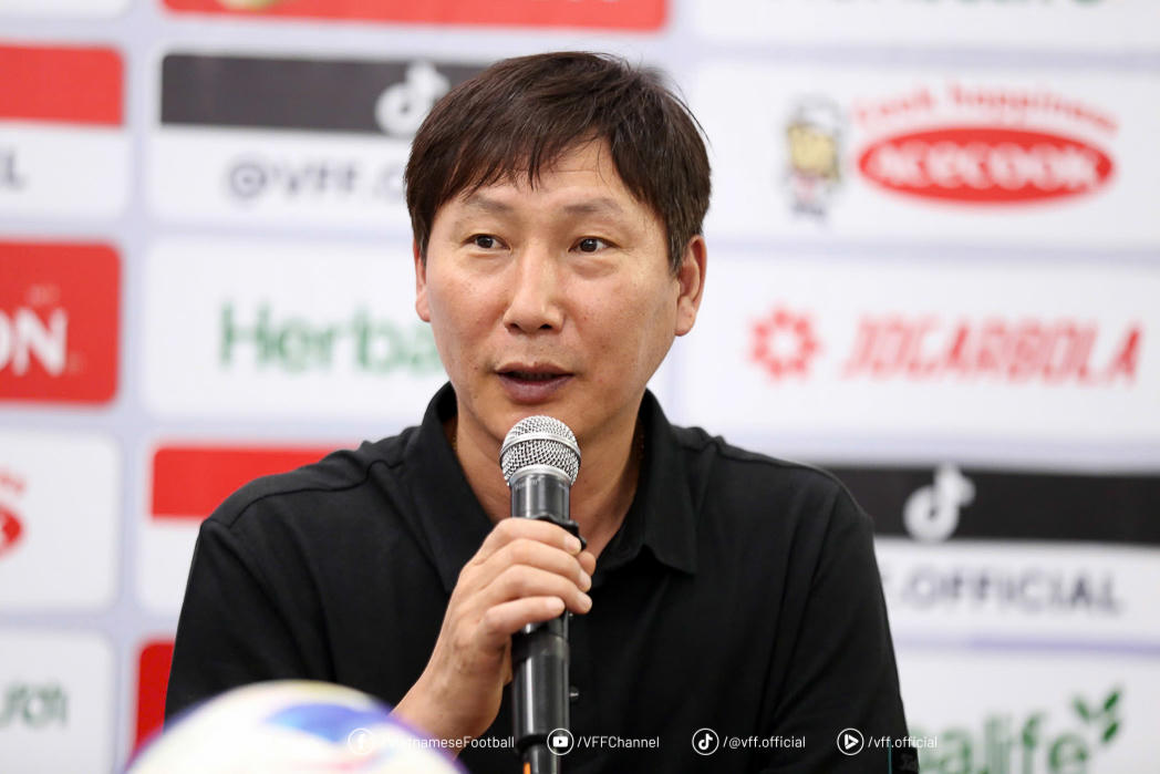HLV Kim Sang Sik lý giải về việc sử dụng Văn Vĩ và Minh Khoa