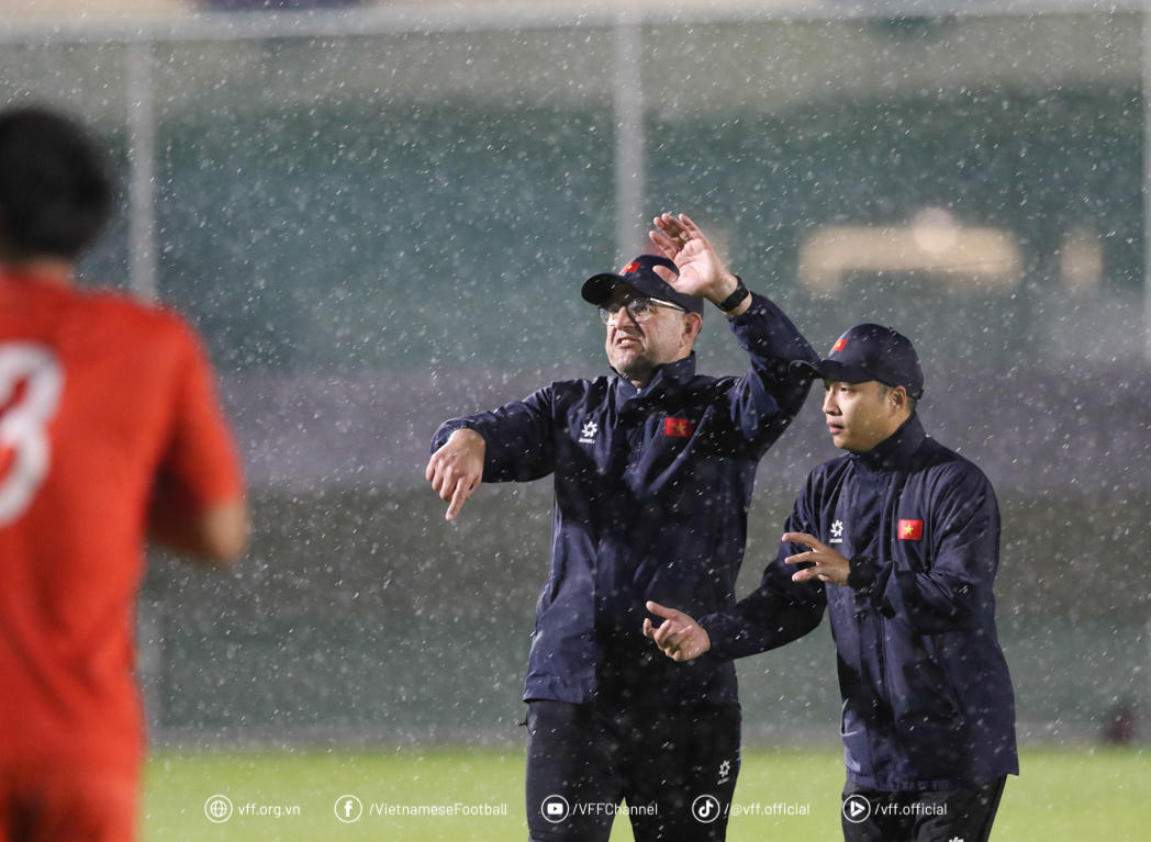 Cái lạnh bất thường và tinh thần luyện tập của U17 