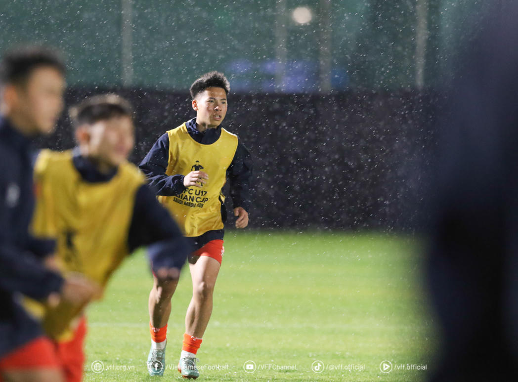 Cái lạnh bất thường và tinh thần luyện tập của U17 
