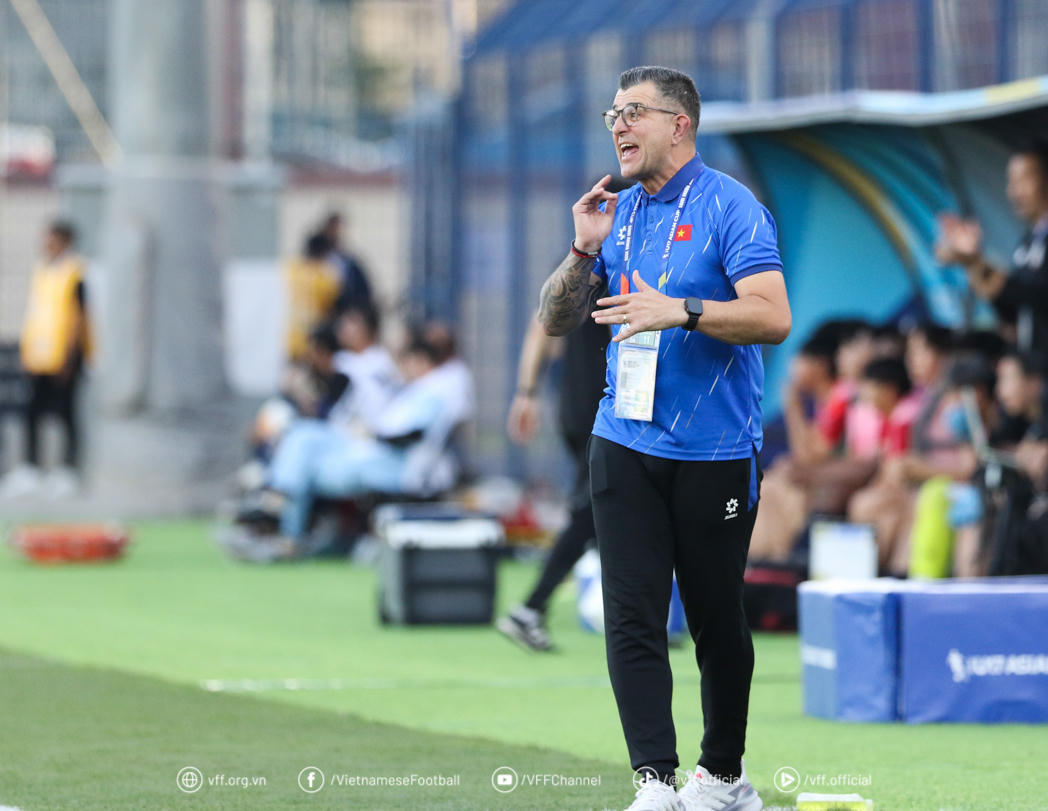 Lỡ vé dự World Cup, ông Cristiano Roland ca ngợi học trò