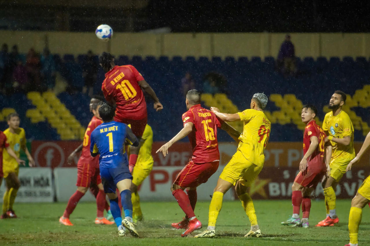 Cuộc đua vô địch và trụ hạng V.League gay cấn