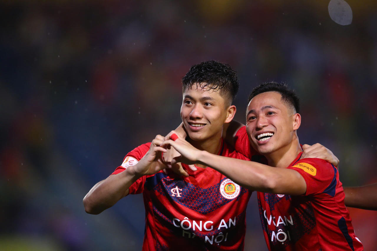 Sân Thiên Trường lại dậy sóng